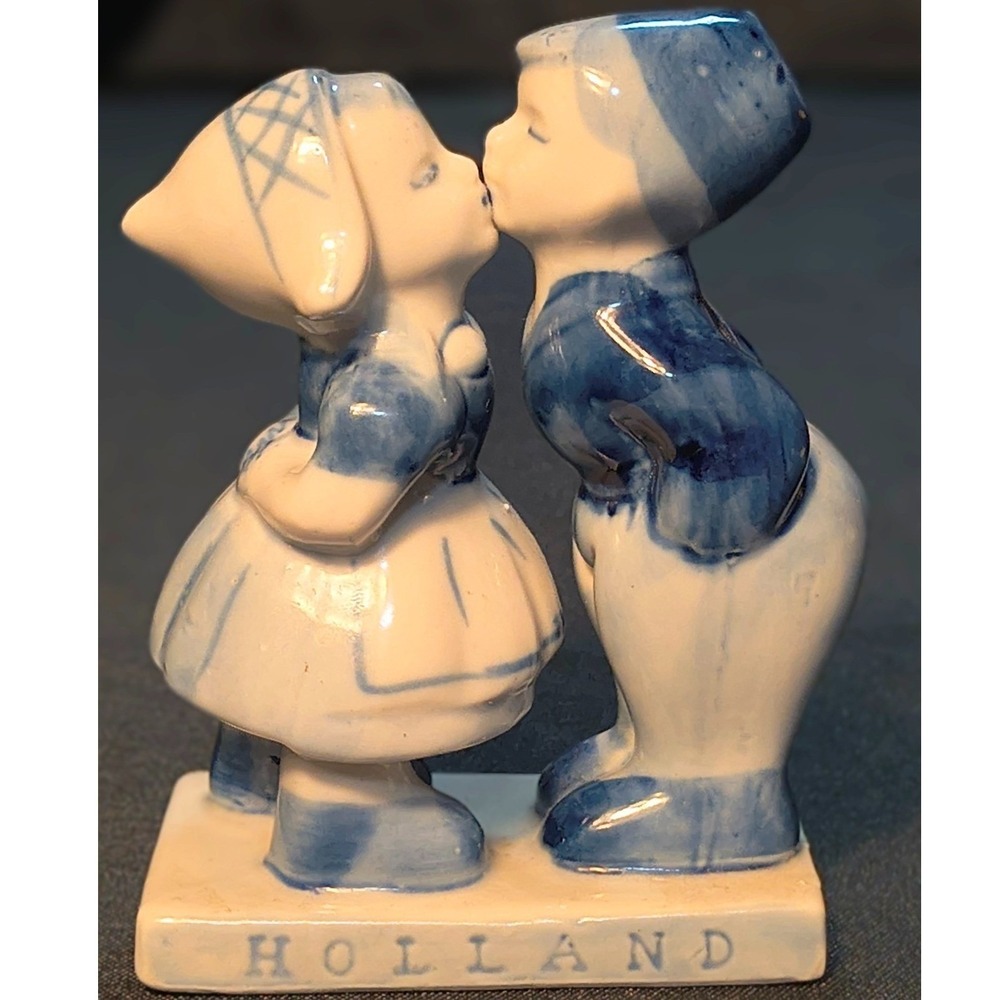 Holland Dutch Boy‎ and Girl Kissing Vintage Ceramic Figurine, 4.75" tall